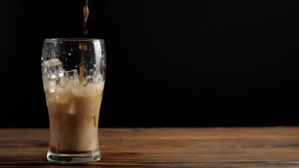 Gießen Von Soda Glas Mit Eiswürfeln Auf Dem Tisch Vor — Stockvideo