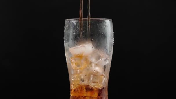 Gieten Van Frisdrank Glas Met Ijsblokjes Donkere Achtergrond — Stockvideo