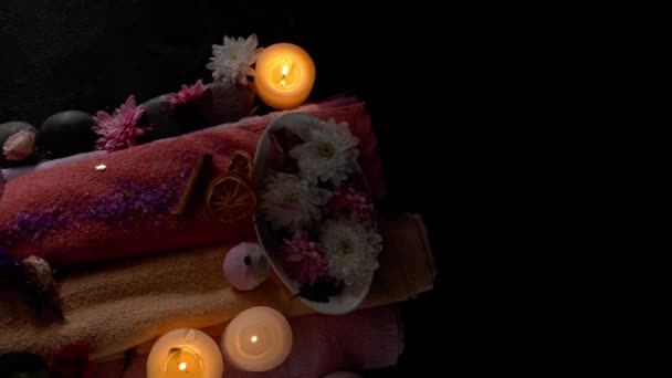 Schöne Spa Komposition Mit Baumwollhandtüchern Und Blumen Auf Dunklem Hintergrund — Stockvideo