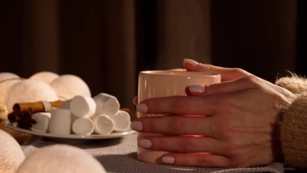 Γυναίκα Φλιτζάνι Ζεστό Κακάο Ποτό Τρώει Marshmallows — Αρχείο Βίντεο