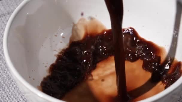 Menuang Minuman Kakao Panas Dalam Cangkir Menutup — Stok Video