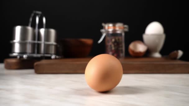 Spinning Oeuf Cuit Sur Table Cuisine — Video