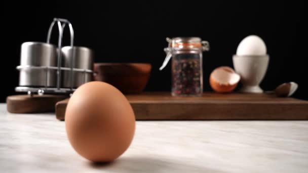 Spinning Oeuf Cuit Sur Table Cuisine — Video