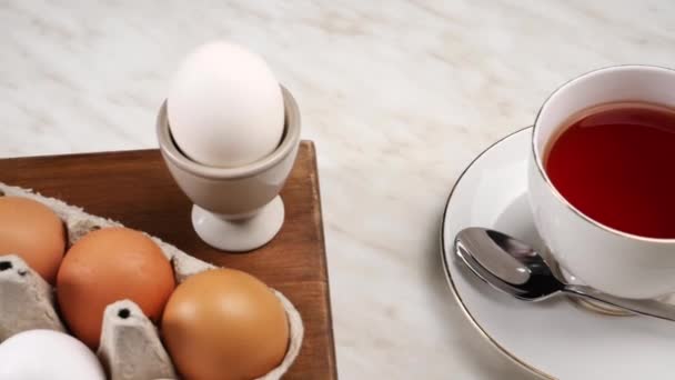 Composition Avec Tasse Thé Oeufs Sur Table Blanche — Video