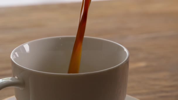 Ρίχνει Ζεστό Καφέ Στο Κύπελλο Στο Τραπέζι Closeup — Αρχείο Βίντεο
