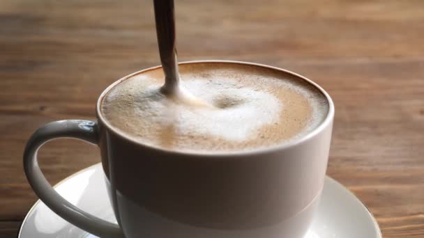 Rühren Von Leckerem Cappuccino Mit Löffel Tasse Nahaufnahme — Stockvideo