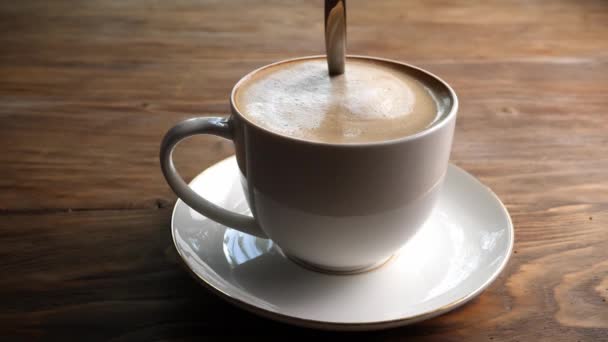 Roeren Van Lekkere Cappuccino Met Lepel Kopje Tafel — Stockvideo