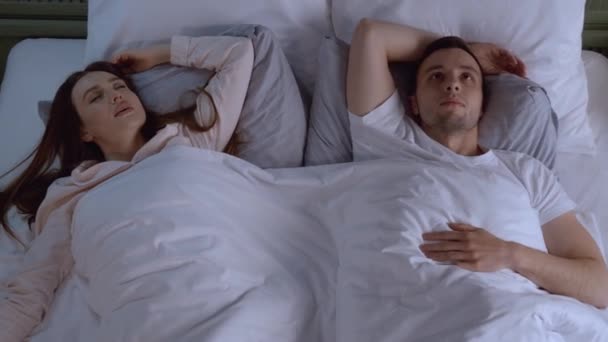 Junger Irritierter Mann Bett Mit Schnarchender Frau — Stockvideo