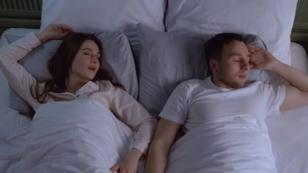 Horlayan Karısıyla Yatakta Sinirli Genç Bir Adam — Stok video