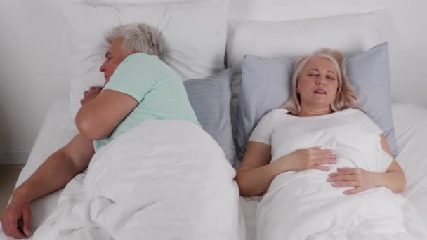Yatakta Horlayan Karısı Olan Olgun Bir Adam — Stok video