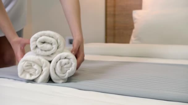 Chambermaid Mettre Des Serviettes Propres Sur Lit Dans Chambre Hôtel — Video