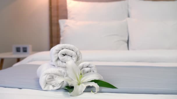 Καμαριέρα Κάνοντας Κρεβάτι Στο Δωμάτιο Του Ξενοδοχείου Επικεντρωθεί Καθαρές Πετσέτες — Αρχείο Βίντεο
