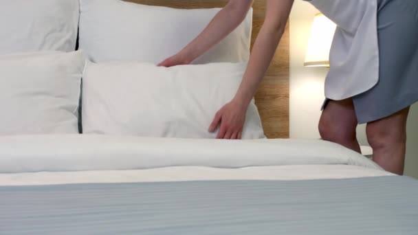 Kamermeisje Opmaken Bed Hotelkamer — Stockvideo