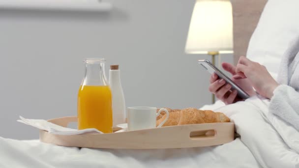 Mujer Con Teléfono Móvil Desayunando Habitación Hotel Primer Plano — Vídeos de Stock