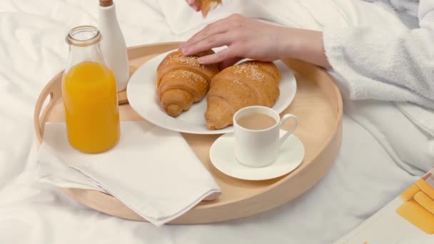 Женщина Завтракает Номере Отеля Крупным Планом — стоковое видео