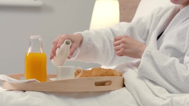 Kobieta Jedząca Śniadanie Pokoju Hotelowym Zbliżenie — Wideo stockowe