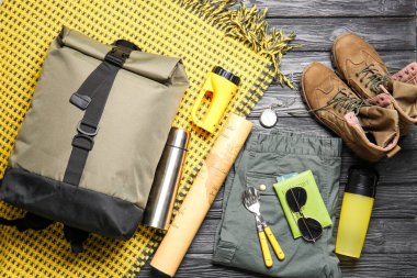 Ahşap arka planda gezgin aksesuarları.