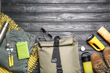 Ahşap arka planda gezgin aksesuarları.