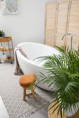 Modern banyonun iç mimarisi.