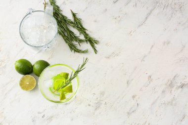 Hafif arka planda bir bardak lezzetli martini kokteyli.