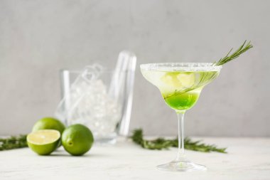 Masada bir bardak lezzetli martini kokteyli