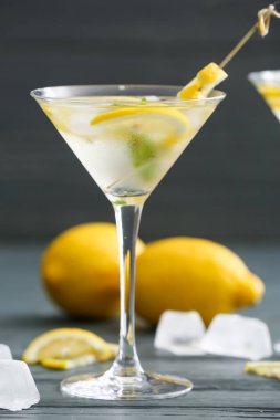 Masada bir bardak lezzetli martini kokteyli