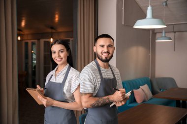 Restorandaki genç garsonların portresi.