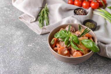 Gri arka planda lezzetli sığır eti güveci