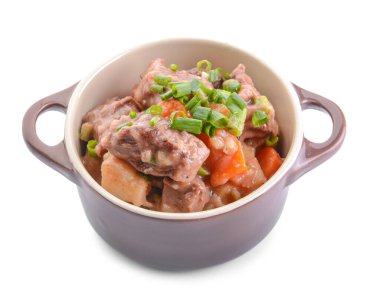 Beyaz arka planda lezzetli sığır etli güveç.