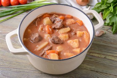 Lezzetli etli etli güveç.