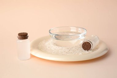 Renkli arkaplanda pirinç suyu şişeleri