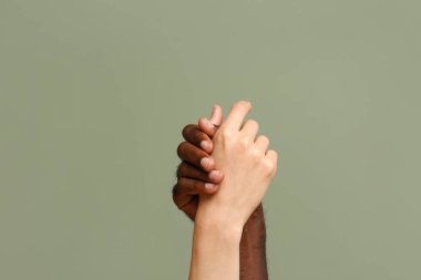 Beyaz kadın ve Afro-Amerikalı erkek renk geçmişinde el ele tutuşuyorlar. Irkçılık kavramı