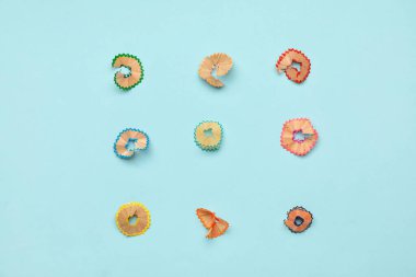 Renk arkaplanındaki sıradan kalem talaşları