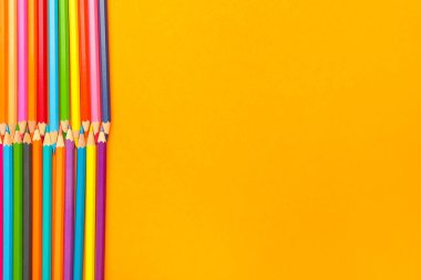 Renk arkaplanındaki sıradan kalemler