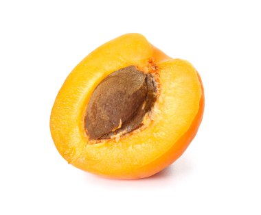 Beyaz arka planda olgun kayısı.