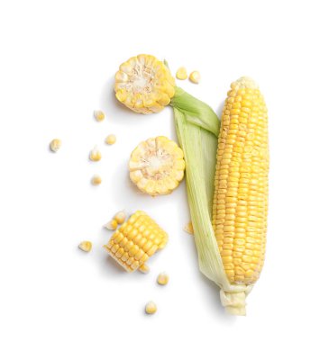 Beyaz arkaplanda taze mısır koçanları