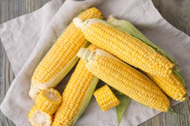 Masada taze mısır koçanları