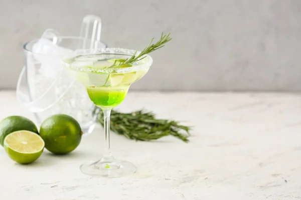 Egy Pohár Finom Martini Koktél Könnyű Háttérrel — Stock Fotó