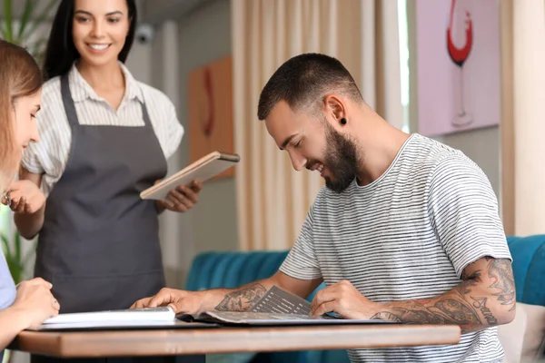 Servitris Betjänar Kunder Restaurang — Stockfoto