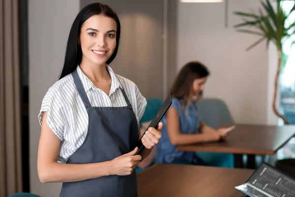 Garçonete Jovem Com Menu Restaurante — Fotografia de Stock