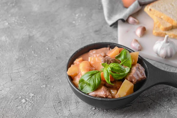 Frying Pan Tasty Beef Stew Grey Background — Stock Photo, Image