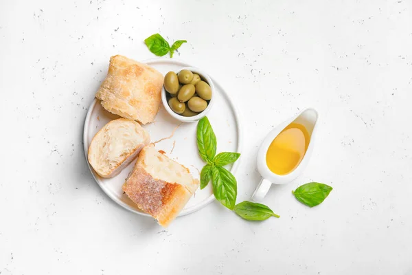 Bateau Sauce Huile Olive Savoureuse Pain Sur Fond Blanc — Photo