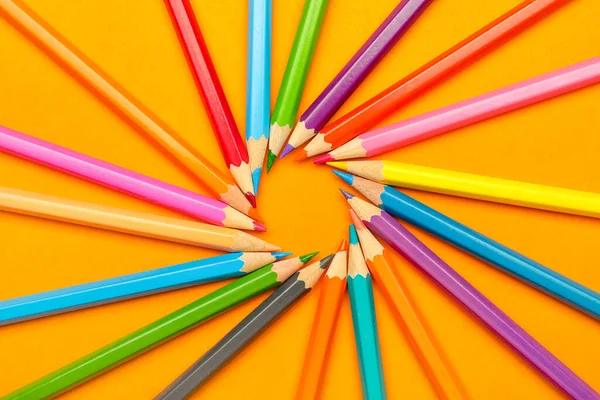 Gewöhnliche Bleistifte Auf Farbigem Hintergrund — Stockfoto