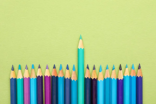 色の背景に普通の鉛筆 — ストック写真