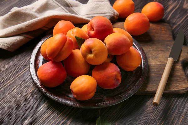 Assiette Avec Savoureux Abricots Mûrs Sur Fond Bois — Photo