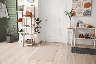 Modern salonun iç mimarisi.