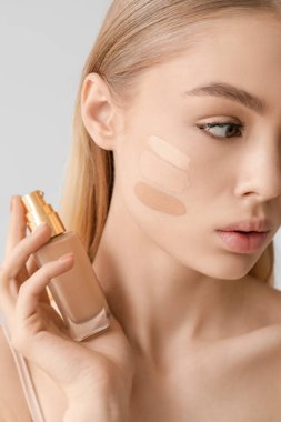 Yüzünde gri bir altyapısı olan güzel bir genç kadın.