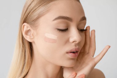 Yüzünde gri bir altyapısı olan güzel bir genç kadın.