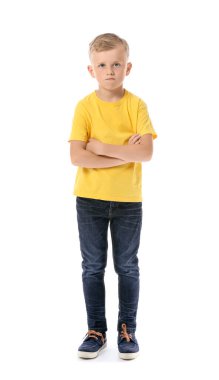 Beyaz arka planda otistik bozukluğu olan kızgın küçük çocuk.