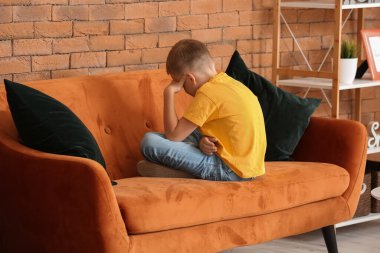 Evde otistik bozukluğu olan üzgün küçük çocuk.